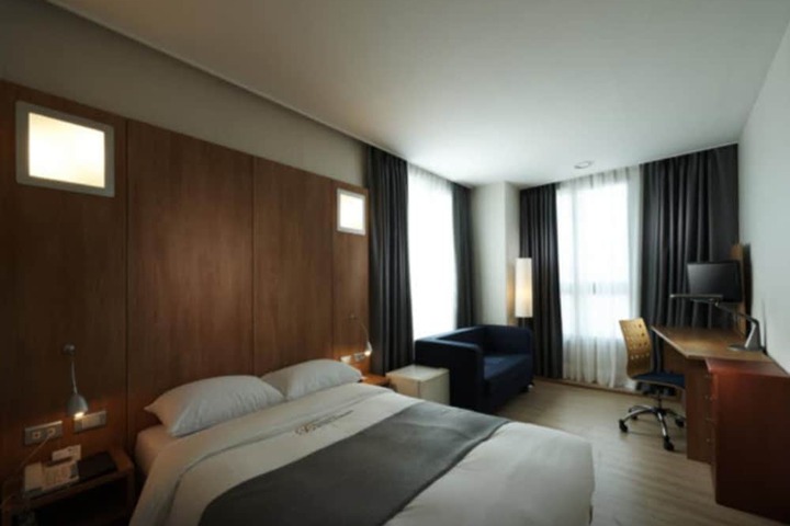 Room 8 of 52