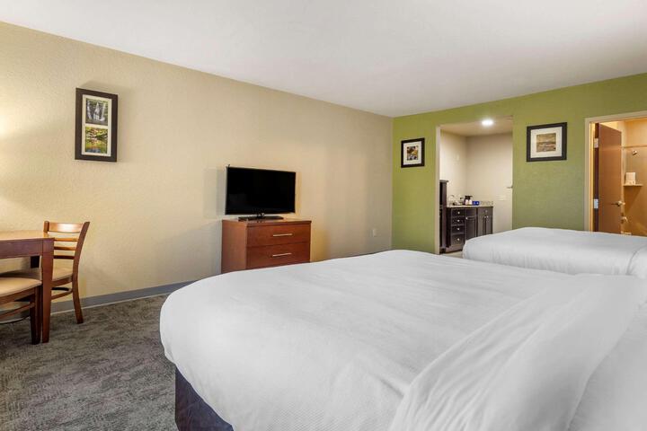 2 Queen Beds (3 of 13)