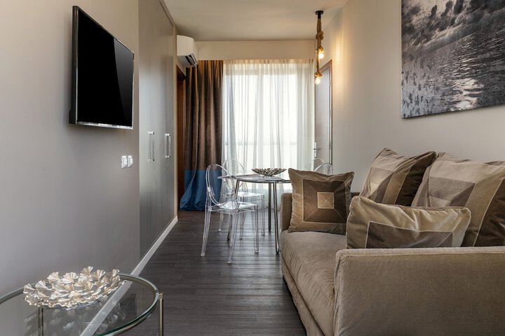 Lounge 52 of 74