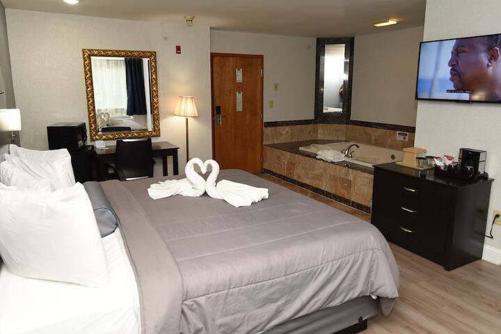 1 King Bed (9 of 33)