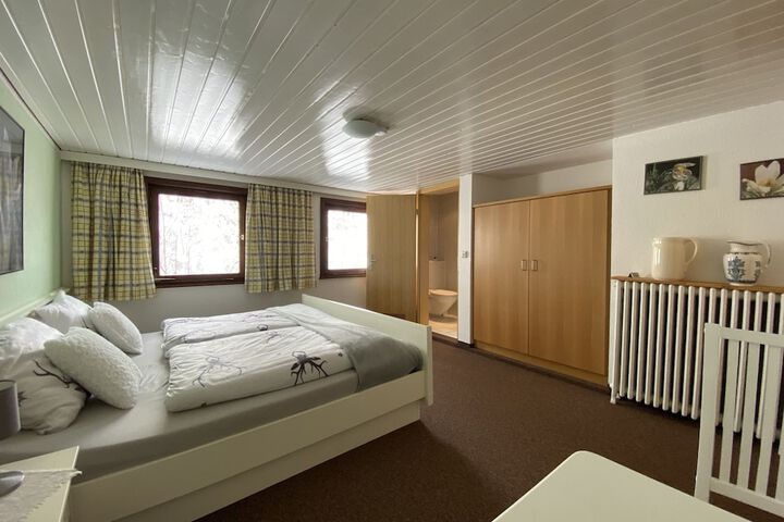 Room 6 of 97