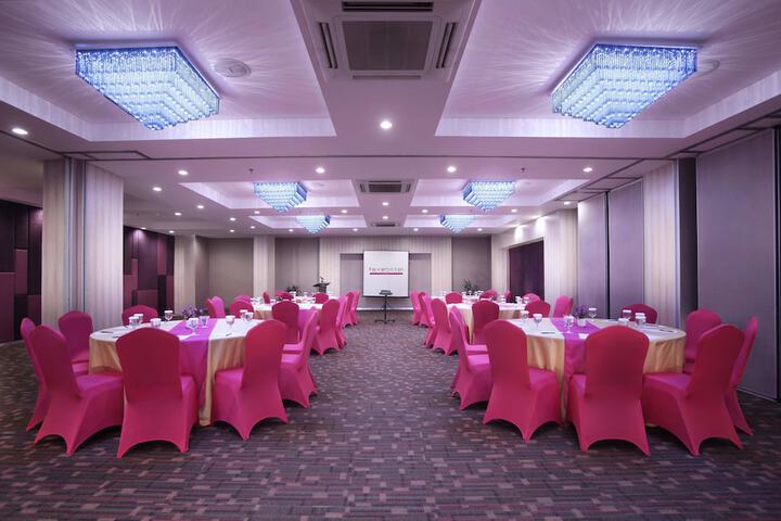 Ballroom/Hall 22 of 27