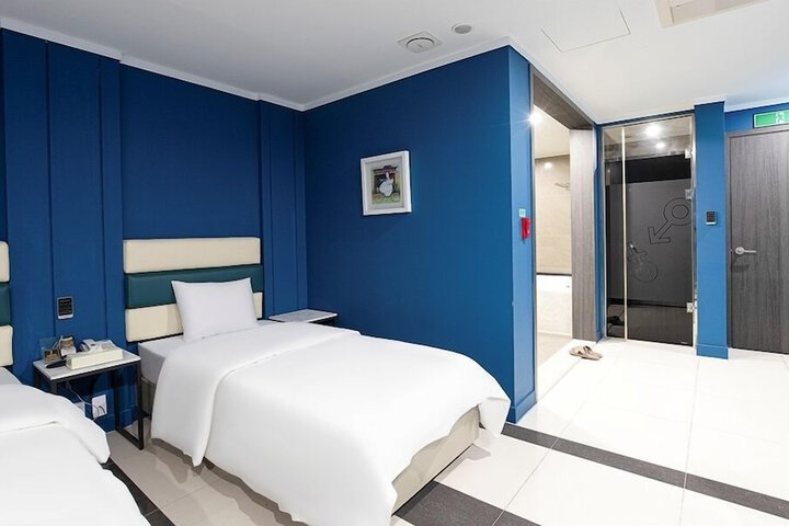 Room 15 of 90
