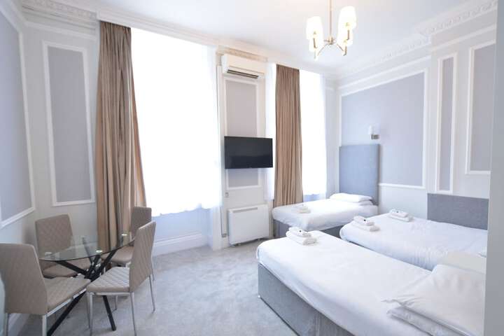 Room 26 of 371