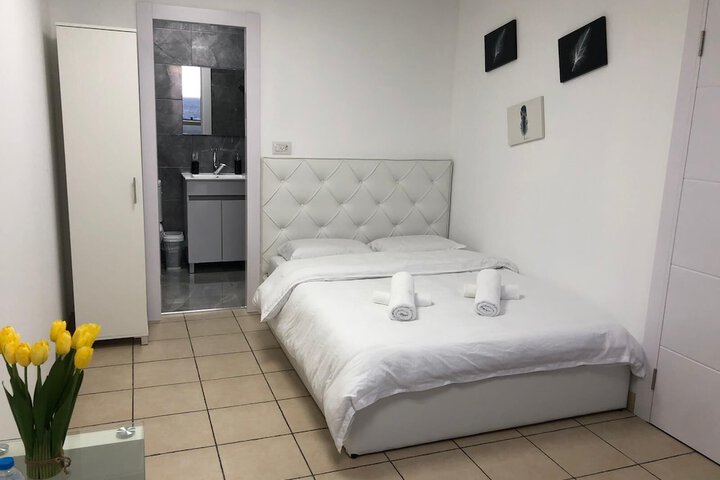 Room 6 of 140