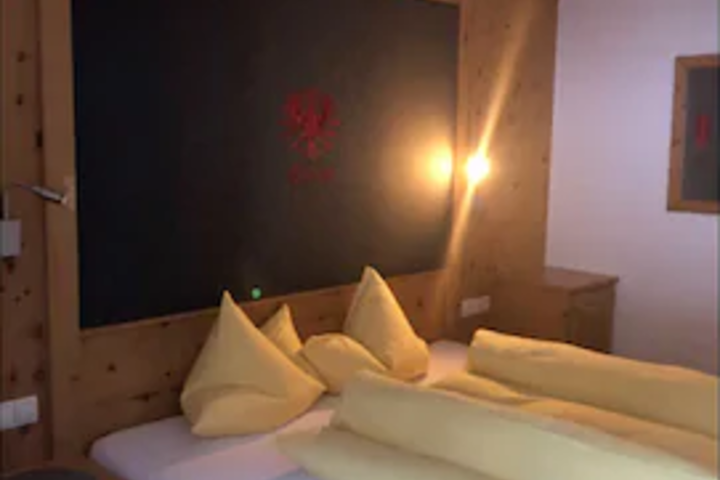Room 6 of 8