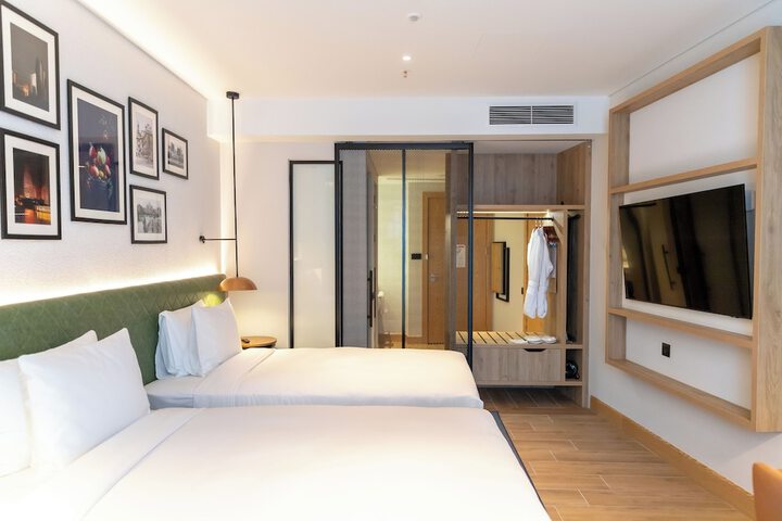 Room 10 of 62