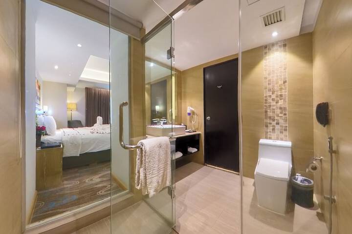 Room 43 of 102