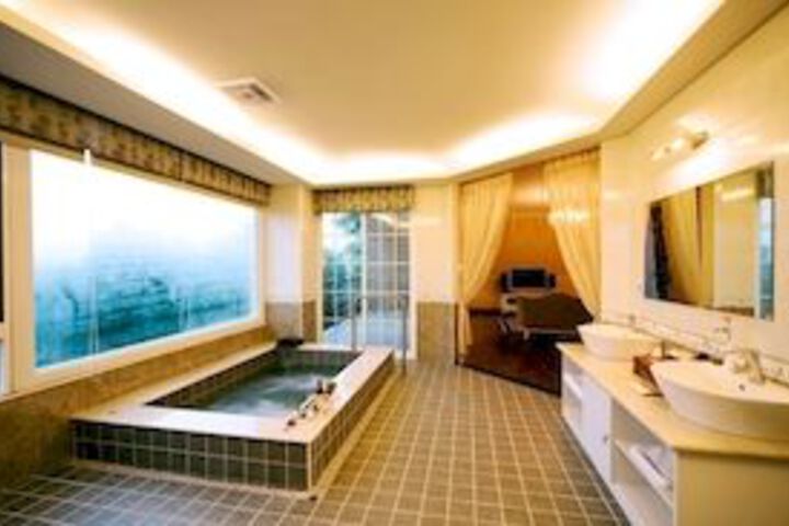 Room 4 of 23
