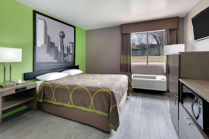 2 Queen Beds (11 of 12)