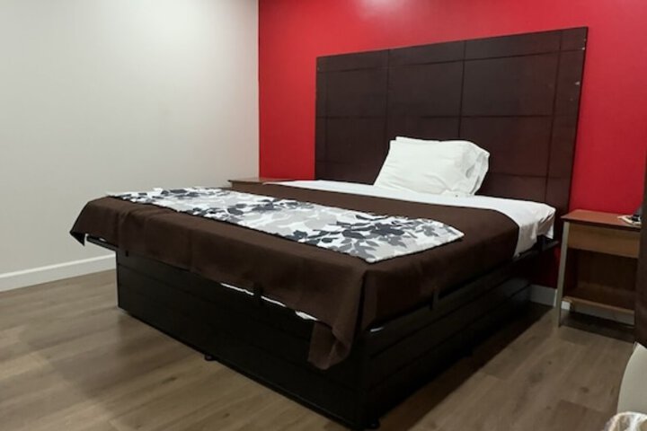 Room 4 of 10
