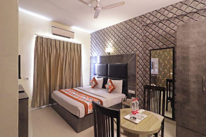 Room 4 of 16