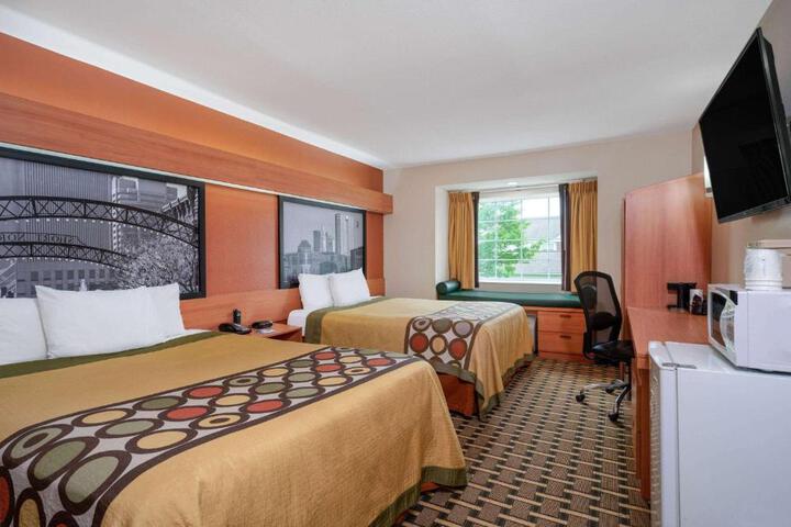 1 Queen Bed (12 of 17)