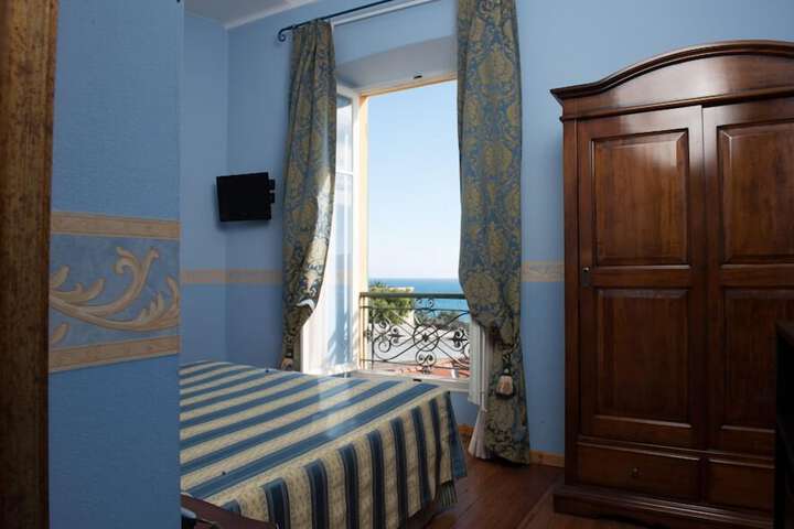 Room 10 of 53