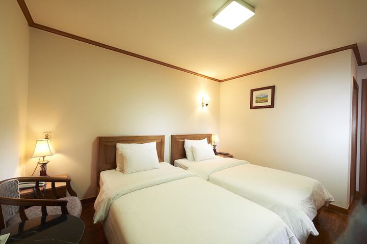 Room 10 of 32