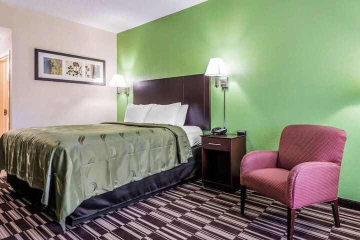 1 King Bed (3 of 6)