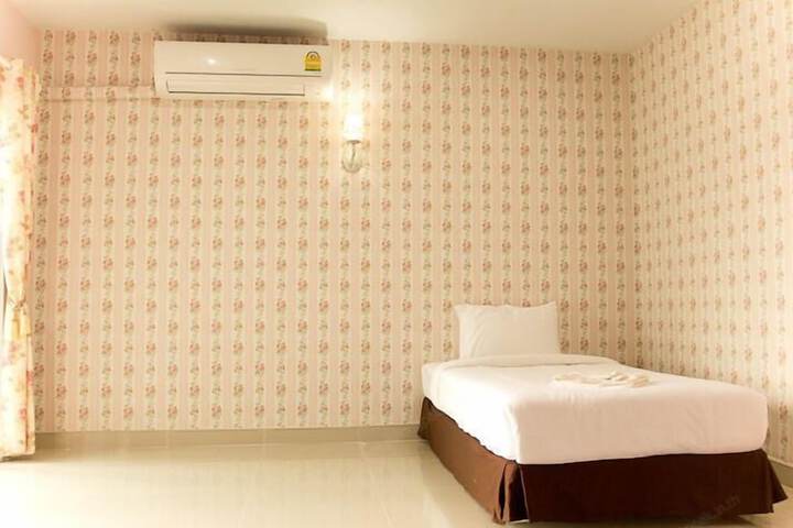 Room 10 of 24