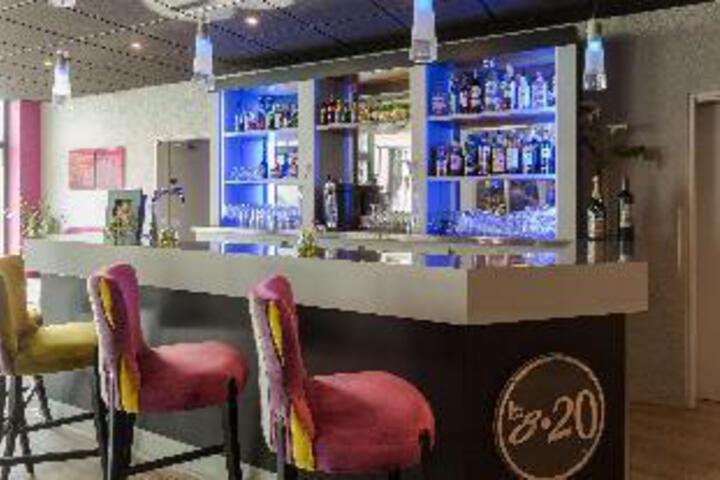 Lounge 7 of 50