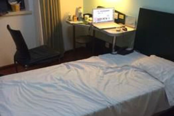 Room 11 of 28