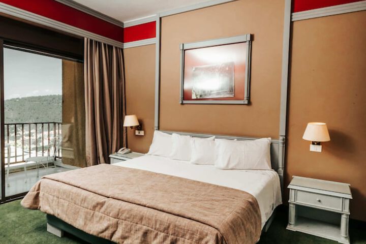 Room 10 of 33