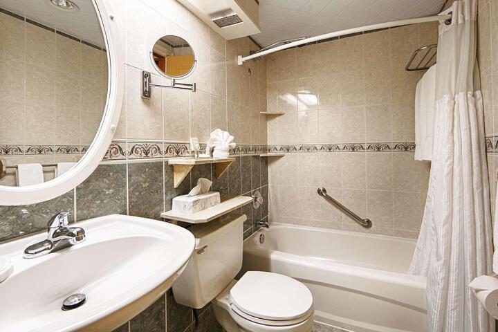 1 Queen Bed High Speed Internet Accessible Fireplace Refrigerator Wall Safe Full Breakfast (9 of 38)
