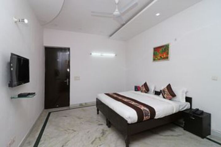 Room 8 of 19