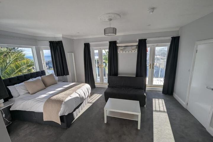 Room 28 of 49