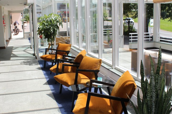 Lobby lounge