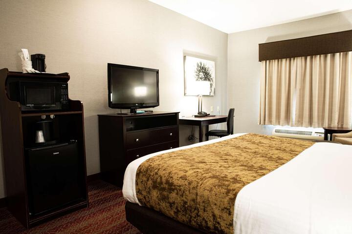 1 King Bed Microwave and Refrigerator WiFi Full Breakfast (17 of 17)