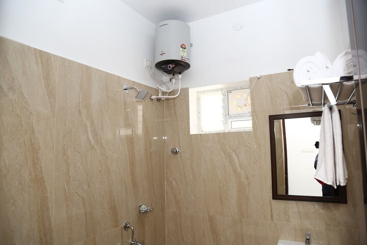 Room 6 of 8