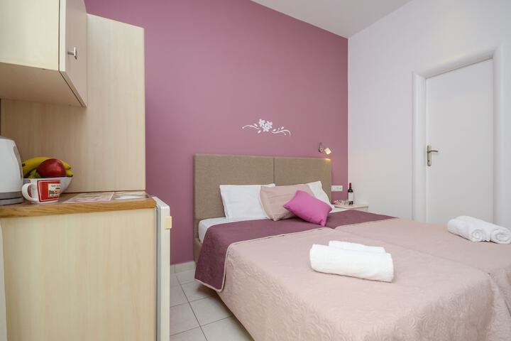 Room 5 of 68