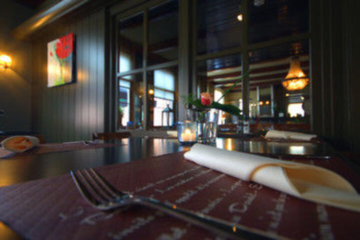 Dining 40 of 48