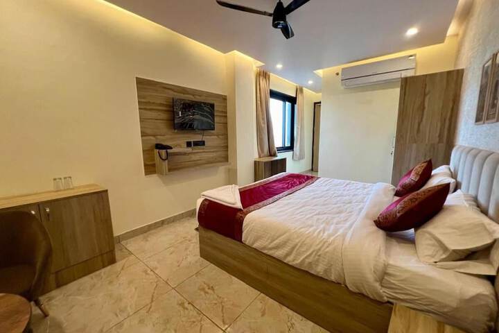 Room 5 of 11