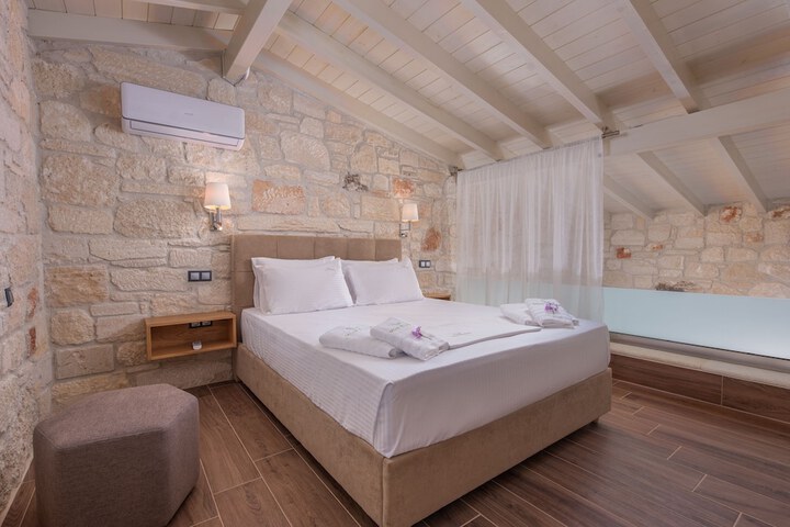 Room 2 of 49