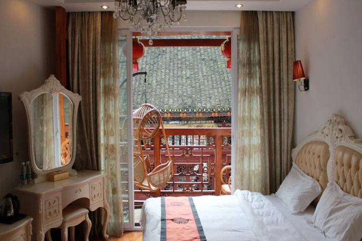Room 4 of 9