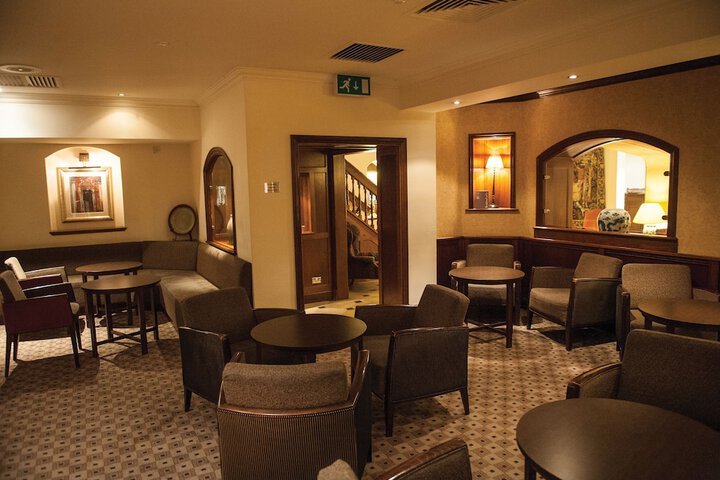 Lounge 43 of 51
