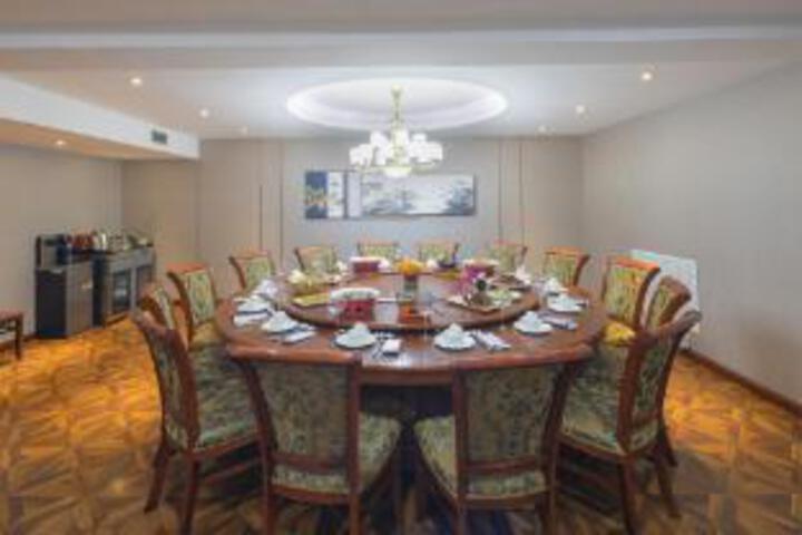 Dining 10 of 23