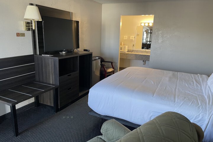 1 King Bed (6 of 7)