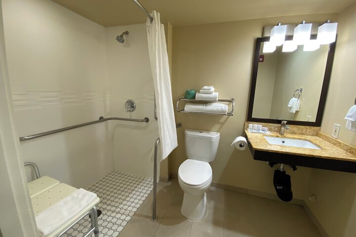 Room 32 of 38
