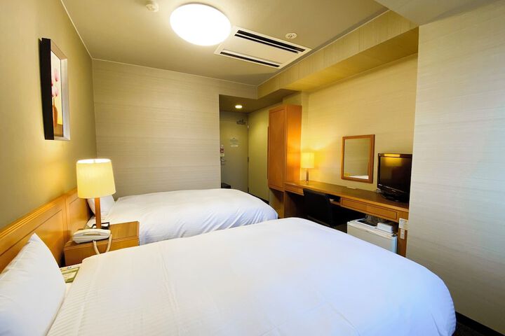 Room 6 of 28