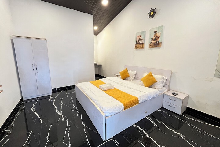 Room 11 of 28