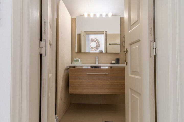 Room 114 of 192