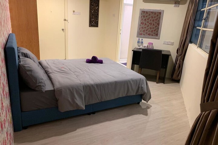 Room 7 of 12
