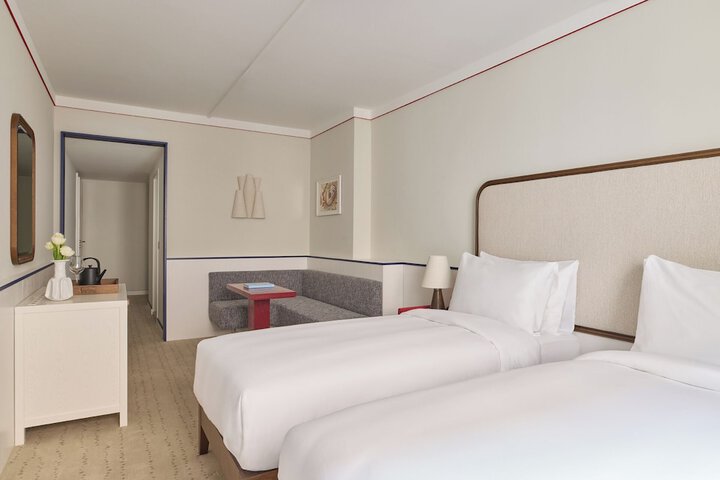 Room 33 of 82