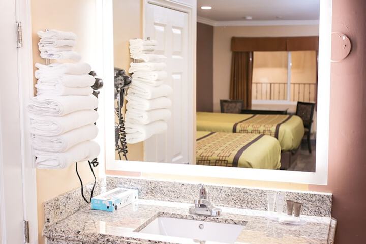 1 Queen Bed (18 of 19)