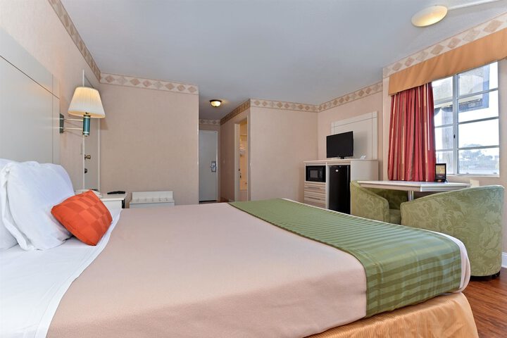1 Queen Bed (10 of 12)