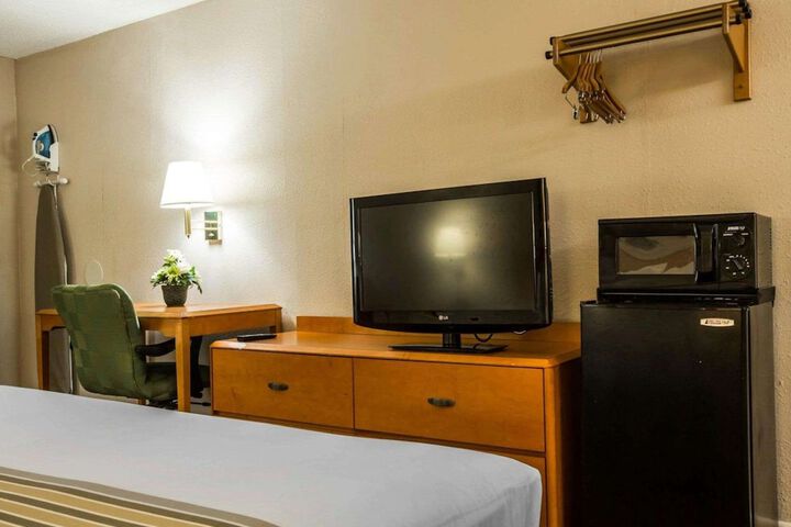 1 King Bed Accessible (7 of 7)