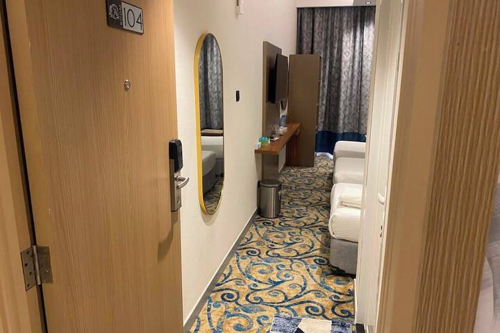Room 8 of 33