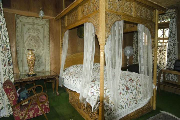 Room 11 of 28