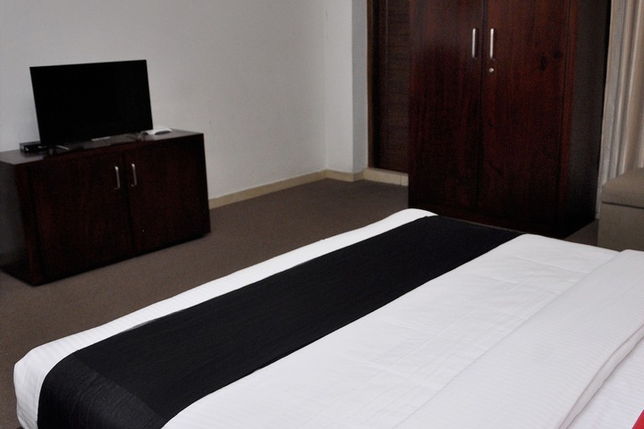 Room 25 of 38